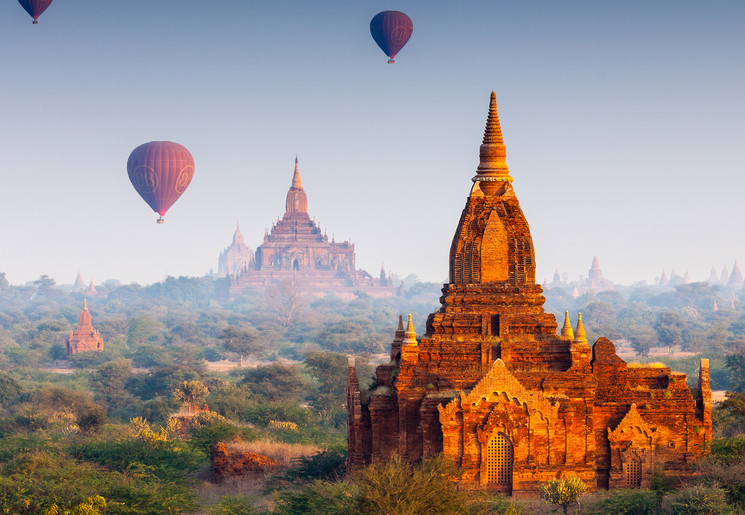 Met zonsopgang kun je een ballonvaart over de immens grote historische vlakte van Bagan maken, Myanmar