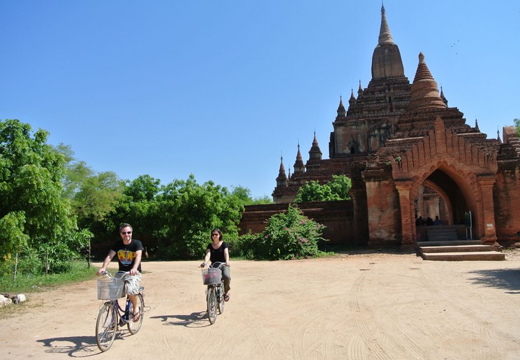 De tempels bij Bagan kunt u ook heel goed per fiets verkennen, Bagan, Myanmar