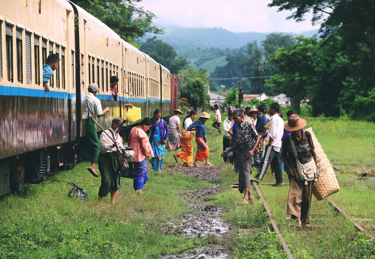 Landelijk Myanmar met de trein