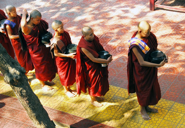 De monniken halen hun maaltijd op in Myanmar