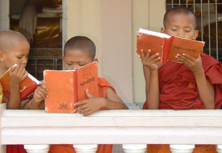 Myanmar-Monywa-monnik-lezen(8)