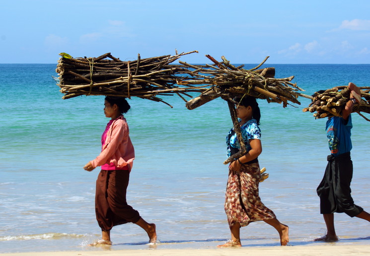 Dames op het strand bij Ngapali beach in Myanmar