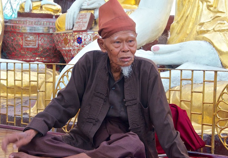 Myanmar-Yangon-oude man bij pagode
