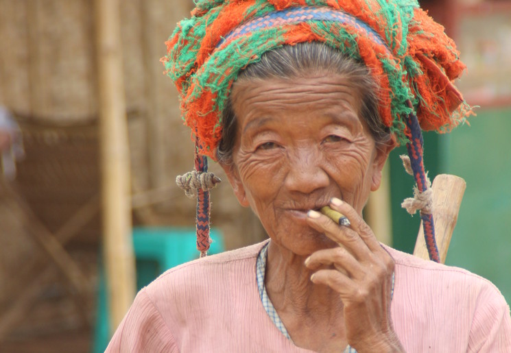 Myanmar-inelake-rokendemevrouw(8)