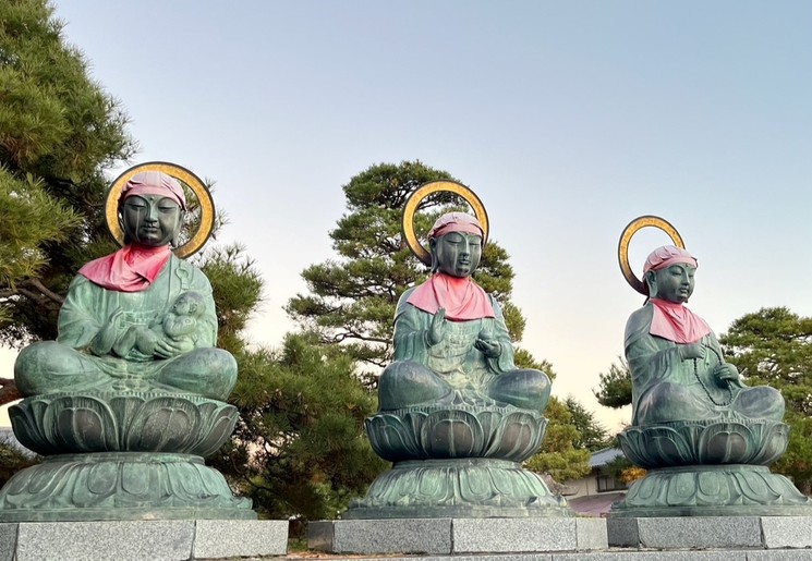 Buddhabeelden bij de tempel, Nagano