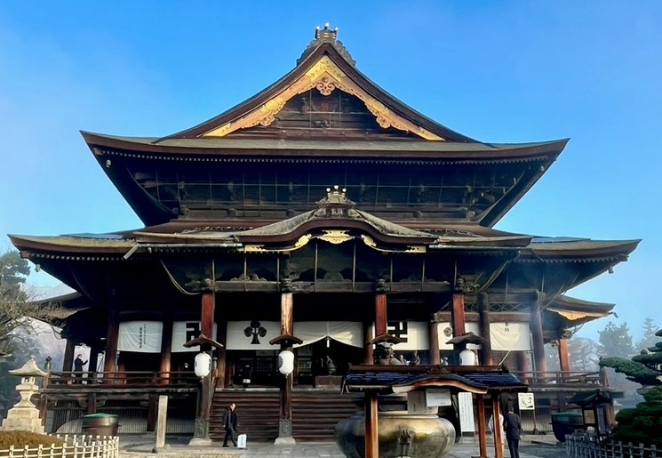 In Nagano kun je in een tempel verblijven