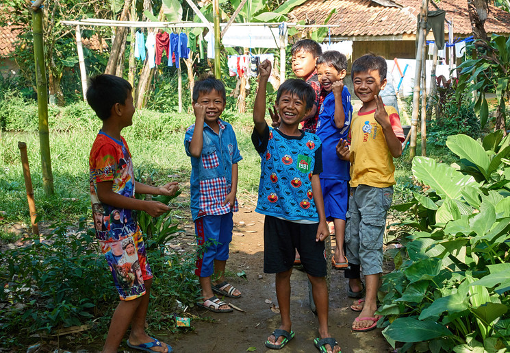 Kinderen in kampung Padi in Nagrak op Java, Indonesië