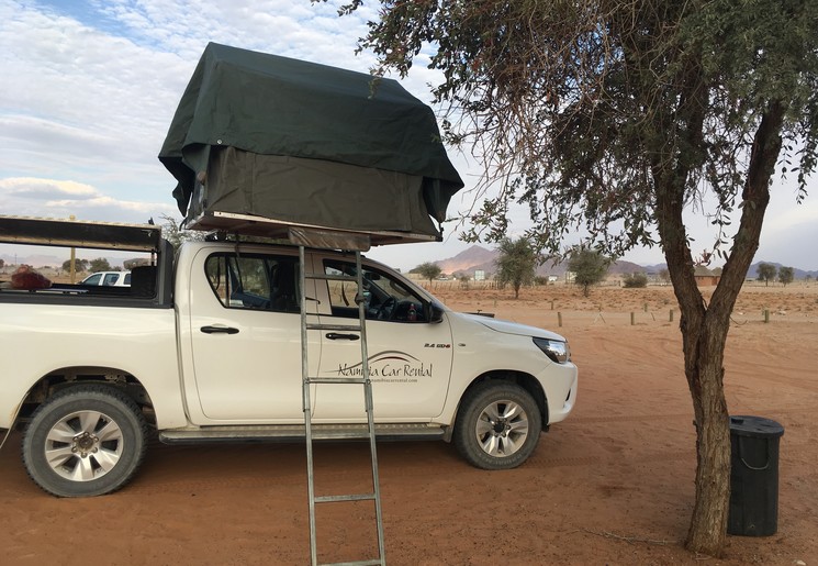 Auto met daktent in Namibië