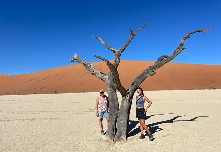 Caroline en dochter in de Sossusvlei, Namibië Caroline en dochter in de Sossusvlei, Namibië