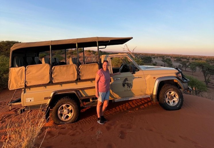Caroline met de safari jeep door Namibië