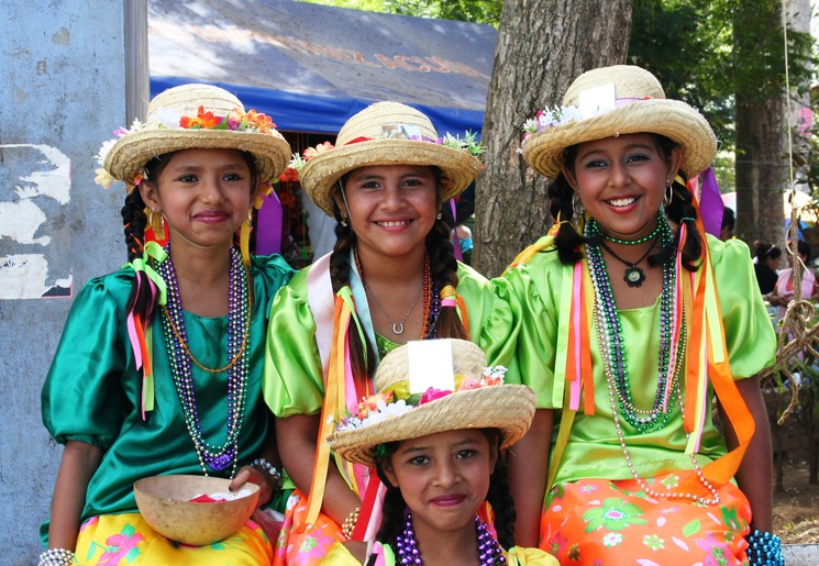 Meisjes in klederdracht in Nicaragua