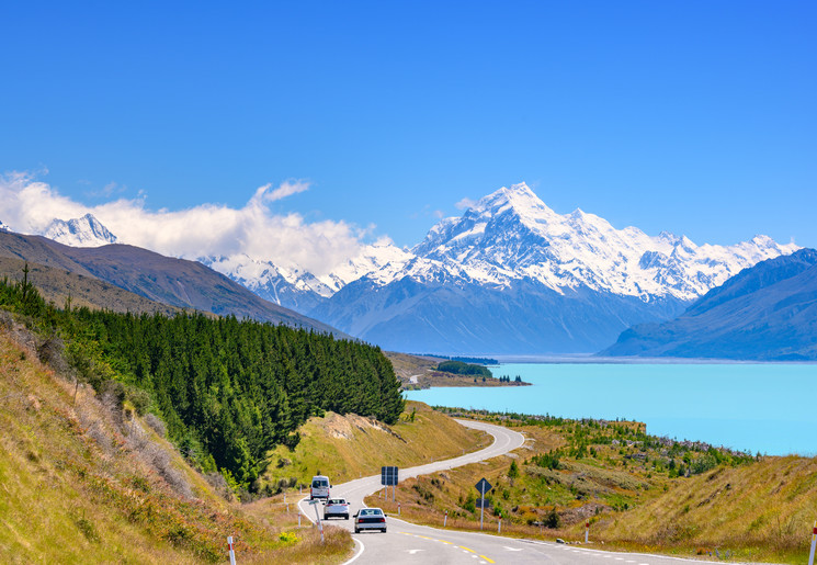Route langs Lake Pukaki bij Twizel, Nieuw-Zeeland:
