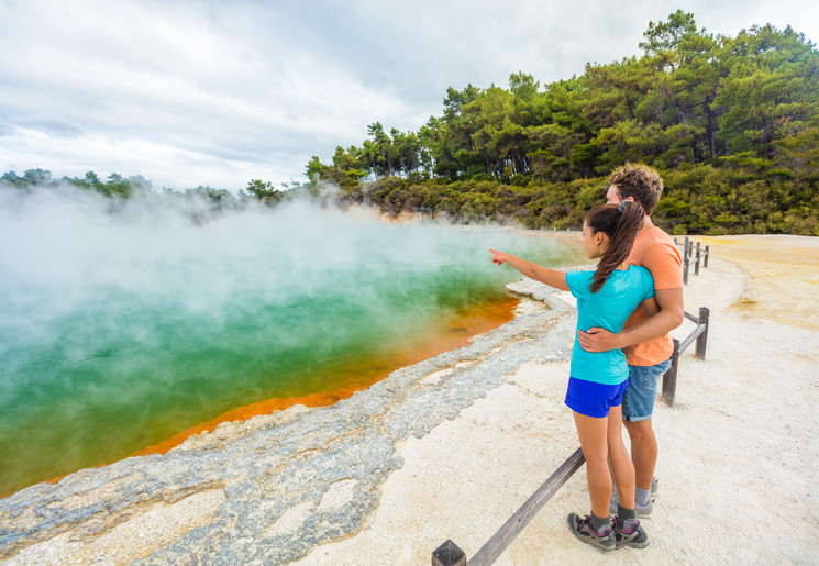 Koppel aanschouwd Champagne Pool, Rotorua, Nieuw-Zeeland