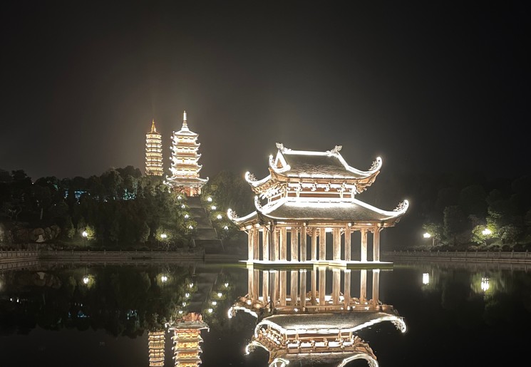 Ninh Binh verlichte tempels