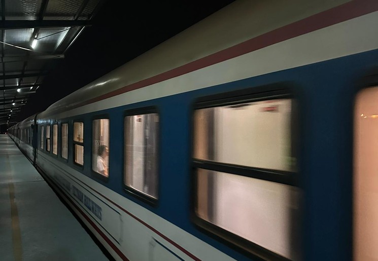 Voorbij rijdende trein in Vietnam Voorbij rijdende trein in Vietnam