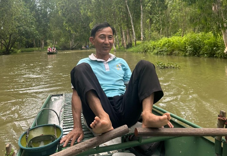 In Ninh Binh is het heel gebruikelijk om te roeien met je voeten In Ninh Binh is het heel gebruikelijk om te roeien met je voeten