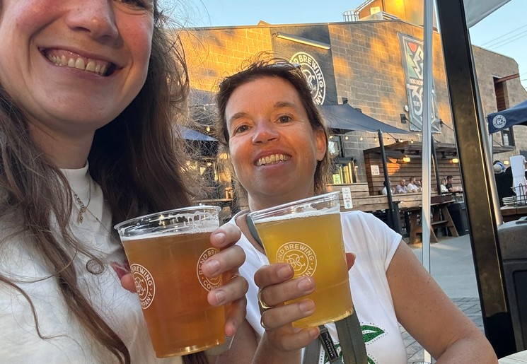 Collega's Anne en Irene proeven lokaal bier in Bend, Verenigde Staten