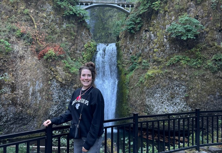 Collega Anne bij de Multnomah waterval, Verenigde Staten