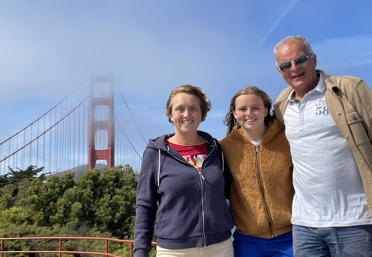 Gezin bij de bridge in San Francisco, Amerika