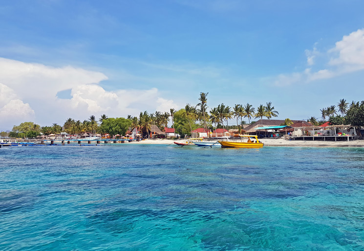 Azuurblauwe zee bij Nusa Lembongan, Bali