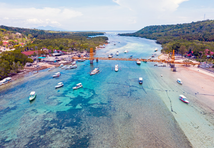 De brug tussen Nusa Lembongan en Ceningan.