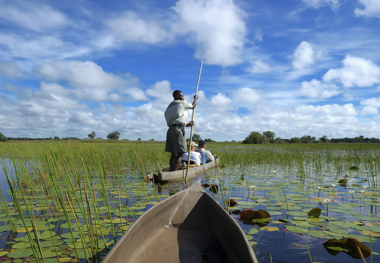 Botswana safari's met gids over het water