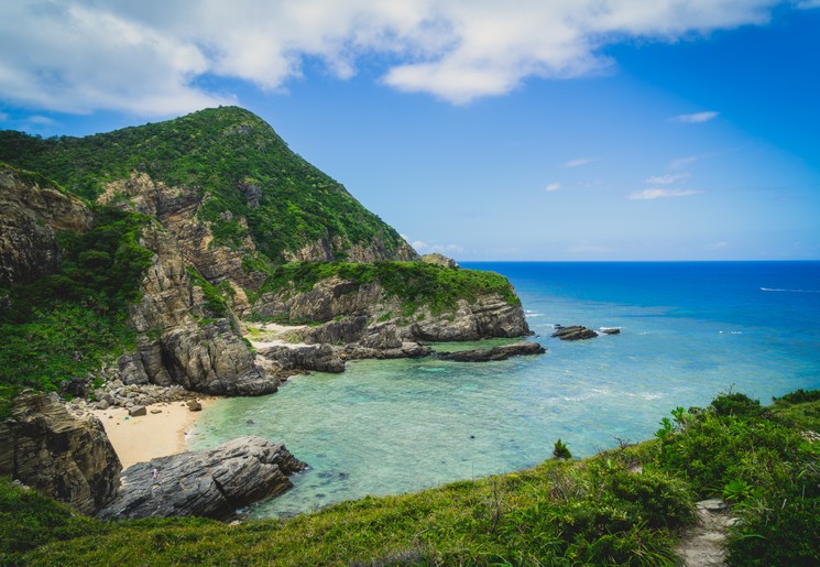 Afgelegen strand van Zamama op de Kerama-eilanden, gelegen voor de kust van het hoofdeiland Okinawa in Japan