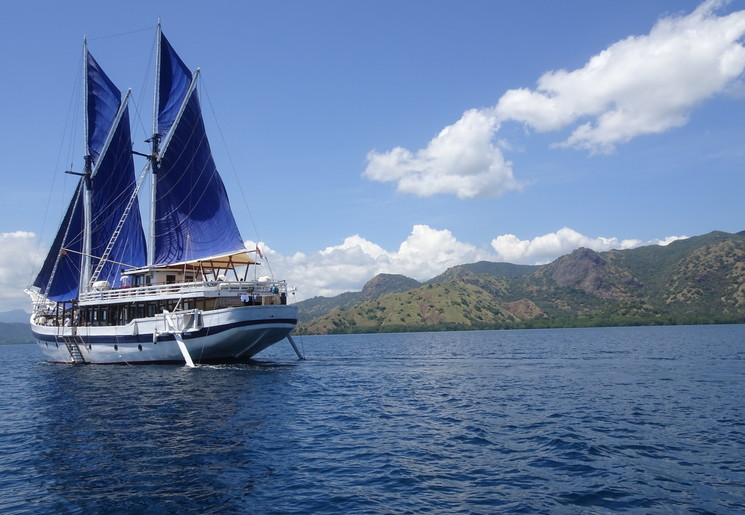 Aan bord van de Ombak Putih om te cruisen