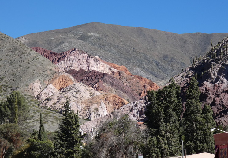 Gekleurde berghelling bij Purmamarca, Argentinië