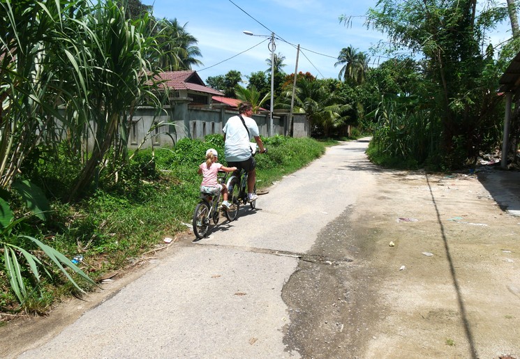 Fietsen met de kinderen door Pasir Belanda, Maleisie