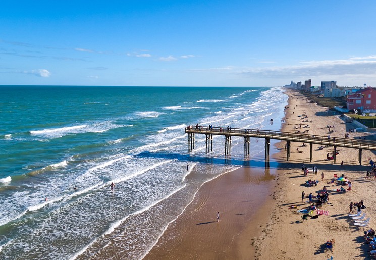 Wandelen over het strand van Corpus Christi, Texas, Amerika