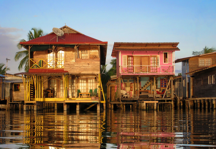 Uitkijkend op de huizen van Bocas del Toro, Panama