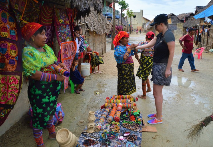 Koop een souvenir bij de dorpsbewoners van Playon Chico