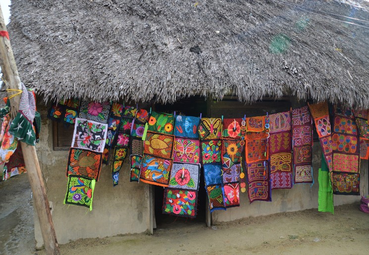 In Playon Chico stallen de dorpsbewoners al hun handgemaakte 'molas' (kleden) en andere kunstwerken uit