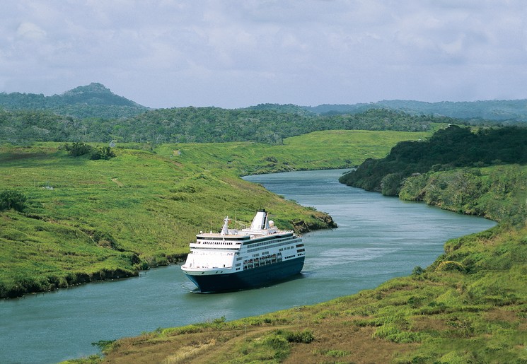 Uitzicht op het Panama-kanaal in Panama
