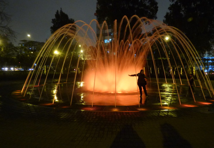 Onze collega Irene onder de fontein in Lima - Peru