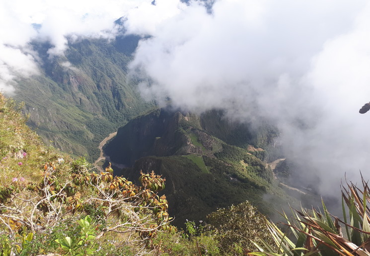 Tussen de wolken zie je Machu Picchu Tussen de wolken zie je Machu Picchu