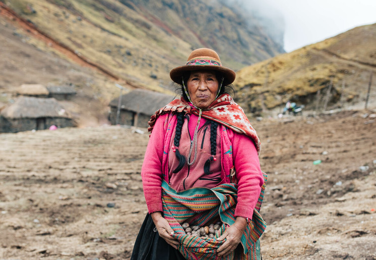 Qochamocco, traditioneel geklede vrouw in Peru