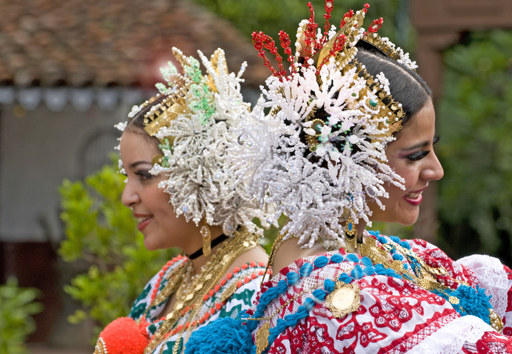 Prachtig aangeklede dames in Panama City