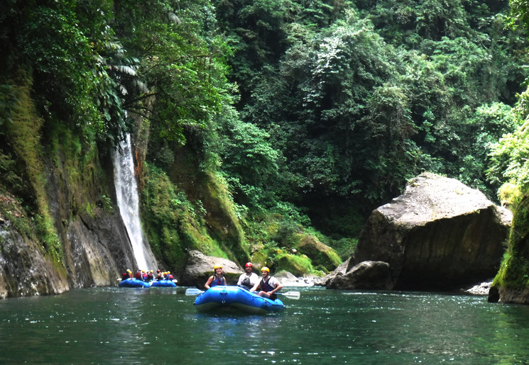 Raften-Rio-Pacuare-waterval