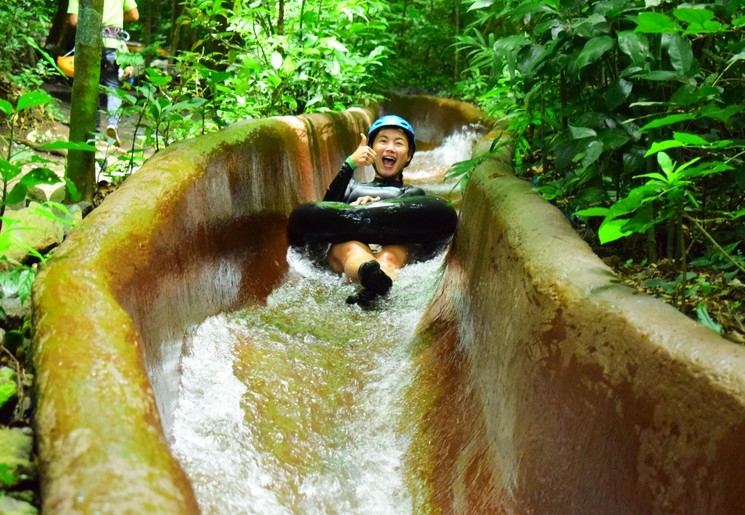 Glijdend door de jungle glijbaan in Rincón de la Vieja, Costa Rica