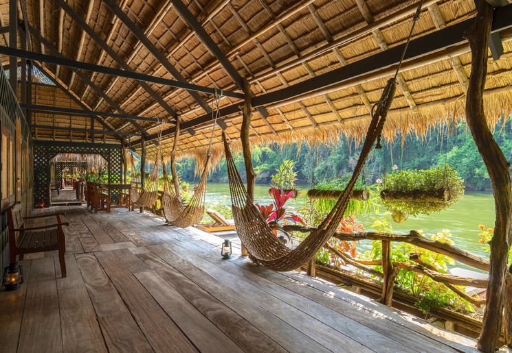 Relaxen in een hangmat bij River Kwai Jungle Rafts in Thailand