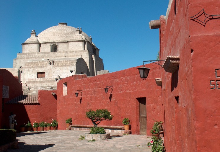 Een rood gebouw in Arequipa, Peru