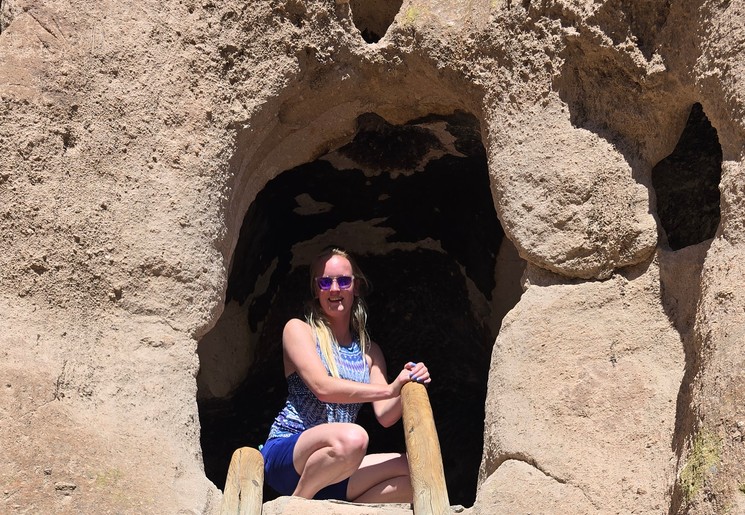 Klim op een ladder een rotwoning binnen in Albuquerque