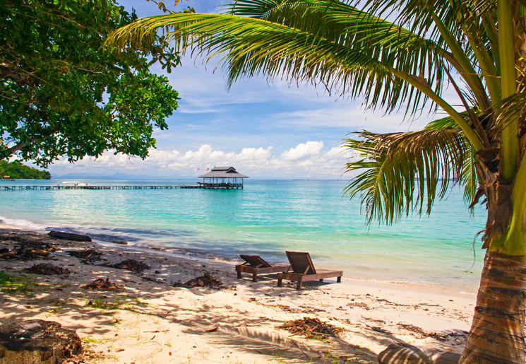 Strand en blauwe zee op Pulau Tiga Strand en blauwe zee op Pulau Tiga