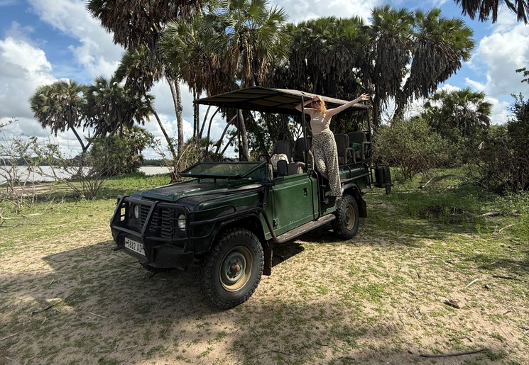 Met een safari-auto door Nyere National Park in Tanzania