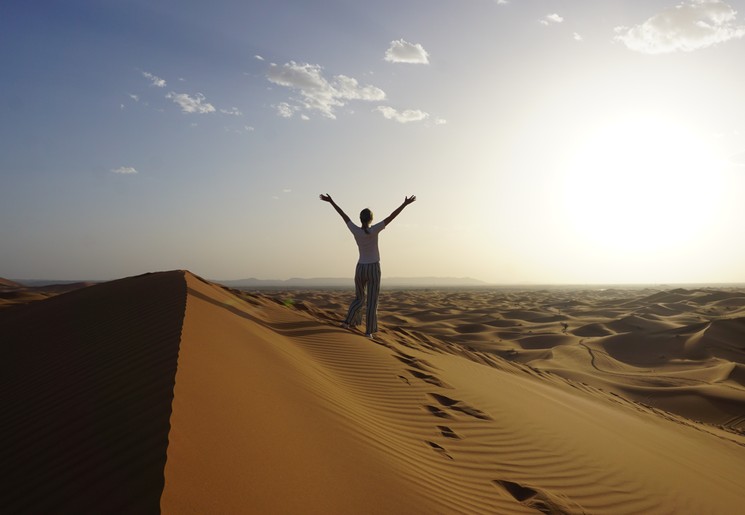 Zonsopgang voor collega Sophie in de woestijn