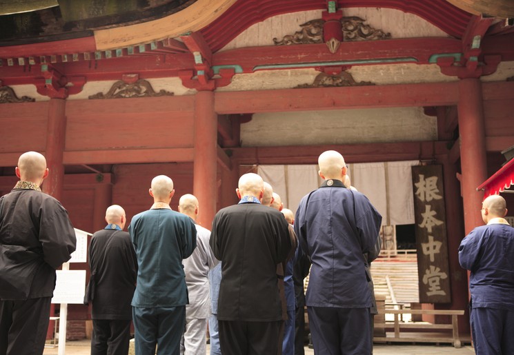 Monniken bidden bij de Enryaku-ji tempel bij Sakamoto, Japan