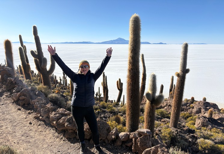 Collega Judith naast de grote cactussen van Incawasi eiland