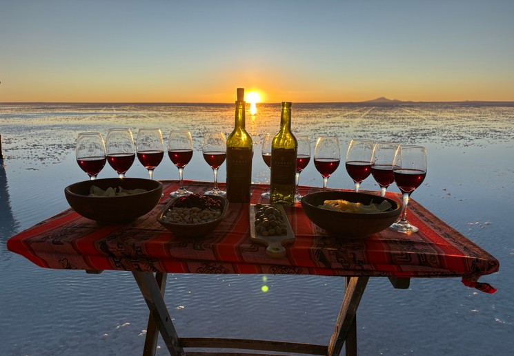 Een borrel op de zoutvlaktes van Salar de Uyuni